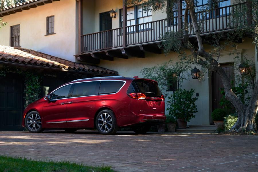  Chrysler Pacifica Limited (RU) 2016 года  (фото 17 из 40)